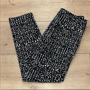 Express Women’s Black and White Patterned Pants – Size R8 – Tapered Leg
